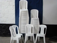 Silletería blanca de plástico montada bajo carpa para evento en Medellín
