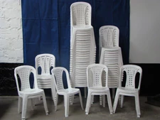 Sillas blancas apilables dispuestas para evento corporativo